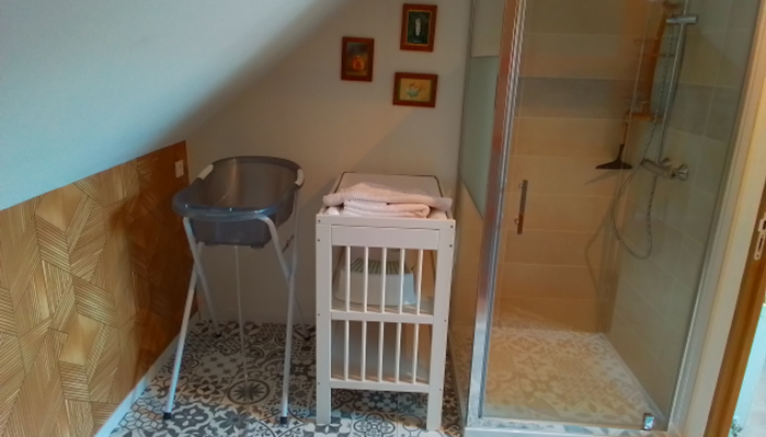 L'Avre, l'une des chambres d'hôtes de la mare possède une douche 90x90. Un Pack bébé est disponible sur demande.
