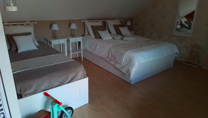 Cette chambre d'hôtes La Noye possède un lit king size pour plus de confort et un second 80x200.